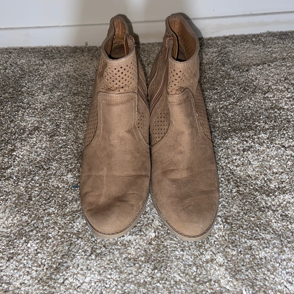 Universal Threads tan booties